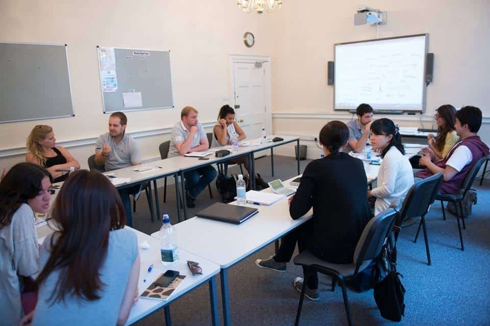 Estudiantes internacionales compartiendo su experiencia en el extranjero